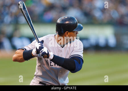 Maggio 31, 2011; Oakland, CA, Stati Uniti d'America; New York Yankees terzo baseman Alex Rodriguez (13) a bat contro Oakland atletica durante il terzo inning a Oakland-Alameda County Coliseum. New York sconfitto Oakland 10-3. Foto Stock