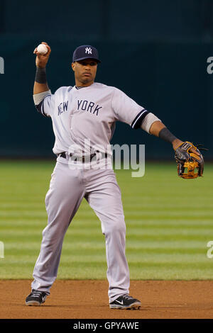 Maggio 31, 2011; Oakland, CA, Stati Uniti d'America; New York Yankees secondo baseman Robinson Cano (24) mantiene la sfera durante il quarto inning contro Oakland atletica di Oakland-Alameda County Coliseum. New York sconfitto Oakland 10-3. Foto Stock