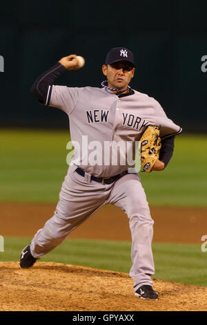Maggio 31, 2011; Oakland, CA, Stati Uniti d'America; new york yankees relief pitcher luis ayala (38) passi contro Oakland atletica durante l'ottavo inning a Oakland-alameda county Coliseum. Foto Stock