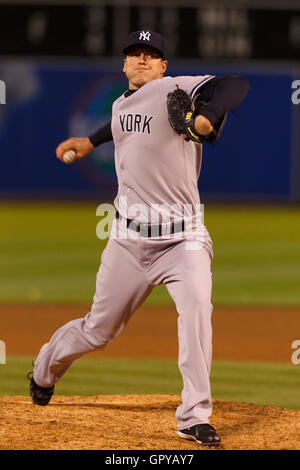 Maggio 31, 2011; Oakland, CA, Stati Uniti d'America; New York Yankees relief pitcher lancia Pendleton (39) passi contro Oakland atletica durante il nono inning a Oakland-Alameda County Coliseum. Foto Stock