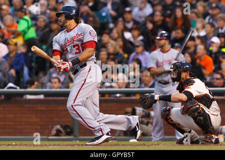 Giugno 6, 2011; San Francisco, CA, Stati Uniti d'America; Washington cittadini sinistra fielder Michael morse (38) colpisce un 2 RBI doppio contro i San Francisco Giants durante il terzo inning di AT&T Park. Foto Stock