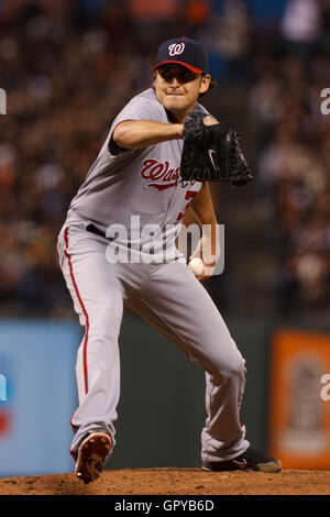 Giugno 6, 2011; San Francisco, CA, Stati Uniti d'America; Washington cittadini a partire lanciatore John Lannan (31) passi contro i San Francisco Giants durante il quarto inning di AT&T Park. Foto Stock