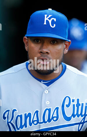 Giugno 14, 2011; Oakland, CA, Stati Uniti d'America; Kansas City Royals center fielder Melky Cabrera (53) entra la piroga prima della partita contro Oakland atletica di Oakland-Alameda County Coliseum. Kansas City ha sconfitto Oakland 7-4. Foto Stock