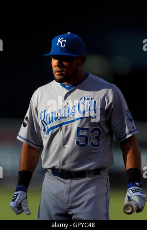 Giugno 14, 2011; Oakland, CA, Stati Uniti d'America; Kansas City Royals center fielder Melky Cabrera (53) ritorna in panchina prima di una partita contro Oakland atletica di Oakland-Alameda County Coliseum. Kansas City ha sconfitto Oakland 7-4. Foto Stock