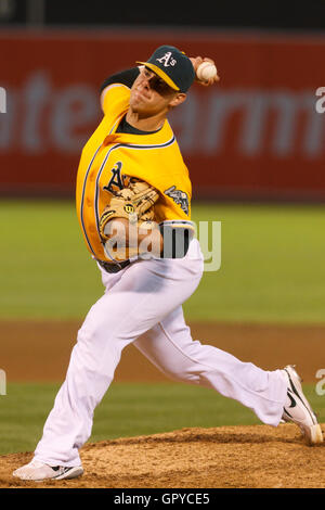 Giugno 18, 2011; Oakland, CA, Stati Uniti d'America; Oakland atletica lanciatore di rilievo Andrew Bailey (40) passi contro i San Francisco Giants durante il nono inning a O.co Coliseum. Oakland sconfitto San Francisco 4-2. Foto Stock