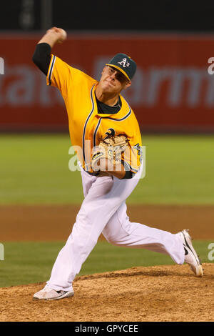 Giugno 18, 2011; Oakland, CA, Stati Uniti d'America; Oakland atletica lanciatore di rilievo Andrew Bailey (40) passi contro i San Francisco Giants durante il nono inning a O.co Coliseum. Oakland sconfitto San Francisco 4-2. Foto Stock