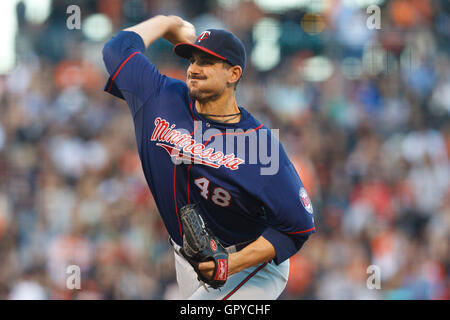 Giugno 21, 2011; San Francisco, CA, Stati Uniti d'America; Minnesota Twins a partire lanciatore carl pavano (48) passi contro i San Francisco Giants durante il secondo inning di at&t park. Foto Stock