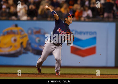 Giugno 21, 2011; San Francisco, CA, Stati Uniti d'America; Minnesota Twins shorstop Tsuyoshi Nishioka (1) lancia alla prima base contro i San Francisco Giants durante l'ottavo inning di AT&T Park. Foto Stock