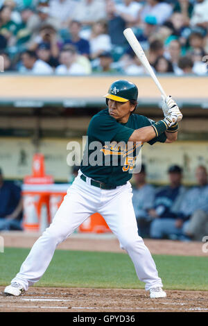 Luglio 5, 2011; Oakland, CA, Stati Uniti d'America; Oakland Athletics designato hitter Hideki Matsui (55) a bat contro i Seattle Mariners durante il terzo inning a O.co Coliseum. Seattle sconfitto Oakland 4-2 in dieci inning. Foto Stock