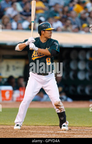 5 luglio 2011; Oakland, CA, Stati Uniti; il ricevitore degli Oakland Athletics Kurt Suzuki (8) in battuta contro i Seattle Mariners durante il quinto inning all'O.co Coliseum. Seattle sconfisse Oakland 4-2 in 10 inning. Foto Stock