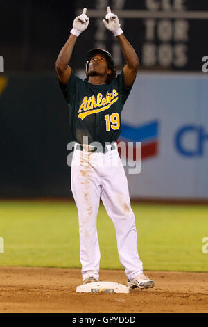 Luglio 5, 2011; Oakland, CA, Stati Uniti d'America; oakland atletica secondo baseman jemile settimane (19) festeggia dopo aver colpito una doppia contro i Seattle Mariners durante il nono inning a o.co coliseum. seattle sconfitto oakland 4-2 in dieci inning. Foto Stock