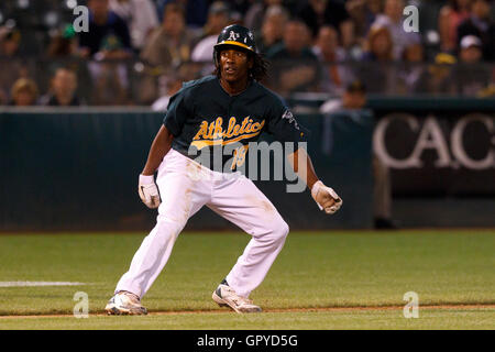 Luglio 5, 2011; Oakland, CA, Stati Uniti d'America; Oakland atletica secondo baseman Jemile settimane (19) conduce la terza base contro i Seattle Mariners durante il nono inning a O.co Coliseum. Seattle sconfitto Oakland 4-2 in dieci inning. Foto Stock