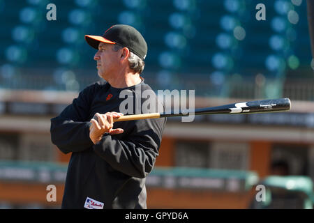 Luglio 6, 2011; San Francisco, CA, Stati Uniti d'America; San Francisco Giants bench coach Ron Wotus (23) tocca il terreno di sfere durante la pratica di ovatta prima che la partita contro i San Diego Padres da AT&T Park. San Francisco ha sconfitto San Diego 6-5 in 14 inning. Foto Stock