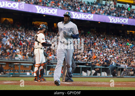 Luglio 6, 2011; San Francisco, CA, Stati Uniti d'America; San Diego Padres center fielder Cameron Maybin (24) punteggi una corsa contro i San Francisco Giants durante il quarto inning di AT&T Park. Foto Stock