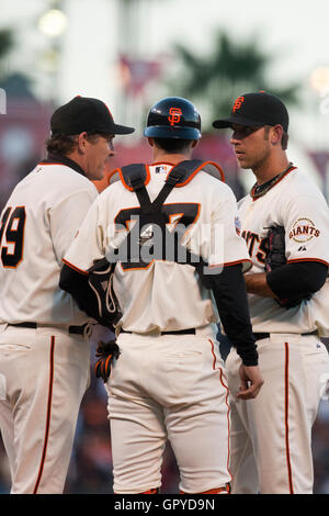 Luglio 6, 2011; San Francisco, CA, Stati Uniti d'America; san francisco giants pitching coach dave righetti (19) parla di iniziare il lanciatore madison bumgarner (a destra) e il catcher chris Stewart (37) presso il pitchers mound durante il quarto inning contro i San Diego Padres a Foto Stock