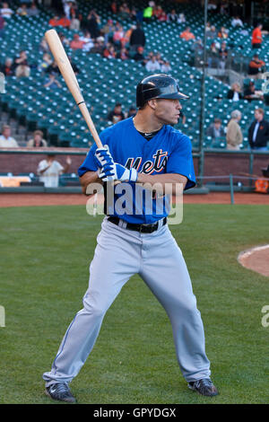 Luglio 8, 2011; San Francisco, CA, Stati Uniti d'America; New York Mets sinistra fielder Scott Hairston (12) durante la pratica di ovatta prima che la partita contro i San Francisco Giants di AT&T Park. New York sconfitto San Francisco 5-2. Foto Stock