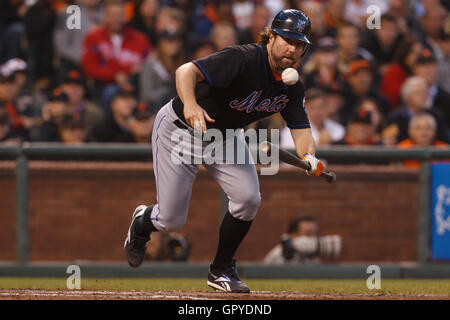 Luglio 8, 2011; San Francisco, CA, Stati Uniti d'America; New York Mets a partire lanciatore R.A. Dickey (43) bunts contro i San Francisco Giants durante la quinta inning di AT&T Park. New York sconfitto San Francisco 5-2. Foto Stock