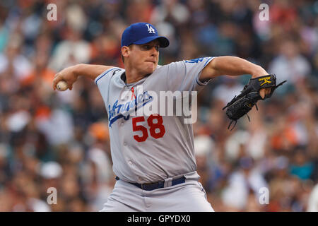 Luglio 18, 2011; San Francisco, CA, Stati Uniti d'America; Los Angeles Dodgers a partire lanciatore Chad Billingsley (58) passi contro i San Francisco Giants durante il primo inning di AT&T Park. Foto Stock