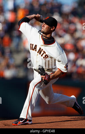 Luglio 23, 2011; San Francisco, CA, Stati Uniti d'America; san francisco giants a partire lanciatore ryan vogelsong (32) passi contro il Milwaukee brewers durante il primo inning di at&t park. Foto Stock