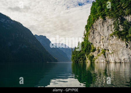 Cliffed costa del lago Konigssee, Berchtesgadener Land di Baviera, Germania Foto Stock