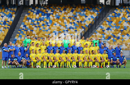 Ritratto di gruppo di giocatori allenatori e personale dell'Ucraina nazionale di calcio Foto Stock