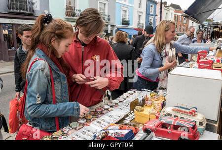 Acquisto di souvenir al Mercato di Portobello Road a Londra Notting Hill Gate W11 Foto Stock