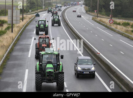 Gli agricoltori francesi unire il blocco da una giunzione autostradale lungo la A16 nei pressi di Calais in Francia come parte di una campagna per la giungla campo migrante per essere demolita. Foto Stock