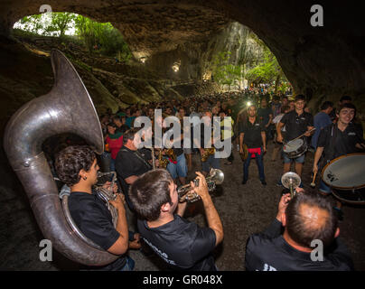 "Zikiro Jate' tradizionale festa nella grotta delle streghe, a Zugarramurdi (Sorginen Leizea - Navarra - spagna). Foto Stock