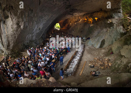 "Zikiro Jate' tradizionale festa nella grotta delle streghe, a Zugarramurdi (Sorginen Leizea - Navarra - spagna). Foto Stock