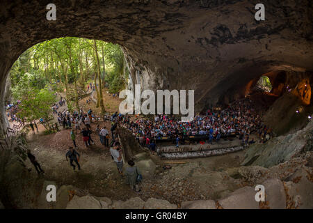 "Zikiro Jate' tradizionale festa nella grotta delle streghe, a Zugarramurdi (Sorginen Leizea - Navarra - spagna). Foto Stock