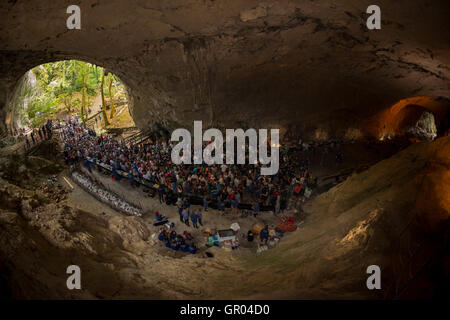 "Zikiro Jate' tradizionale festa nella grotta delle streghe, a Zugarramurdi (Sorginen Leizea - Navarra - spagna). Foto Stock