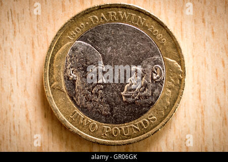 Una rara British due pound coin celebra il bicentenario di Charles Darwin la nascita. Foto Stock