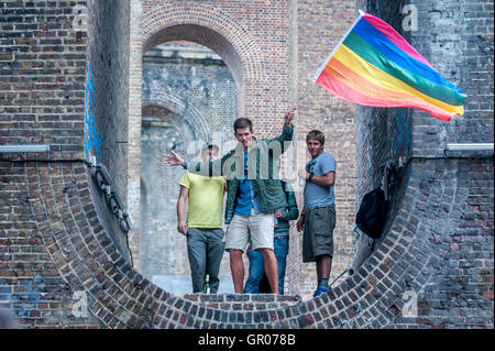 I visitatori della manifestazione di orgoglio in Brighton Foto Stock