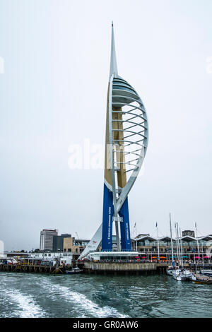 Il dipinto recentemente Spinnaker Tower nuovo marchio di Emirates Spinnaker Tower Foto Stock