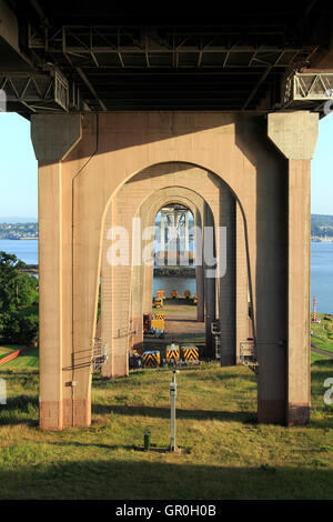 Il lato inferiore del Forth Road Bridge, presi da North Queensferry, Lothian, Scozia, Regno Unito Foto Stock