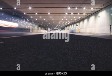 Auto veloci in un moderno tunnel di notte Foto Stock