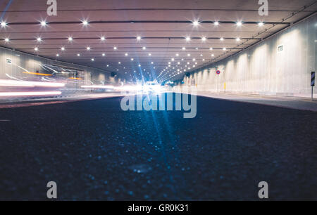 Auto veloci in un moderno tunnel di notte Foto Stock