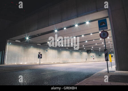 Auto veloci in un moderno tunnel di notte Foto Stock