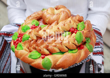 Uomo con pane di nozze su un asciugamano, close-up Foto Stock