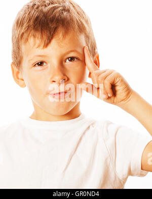 Piccolo grazioso ragazzo biondo stanco triste isolato su bianco vicino fino a pensare, guardando come avere idea Foto Stock