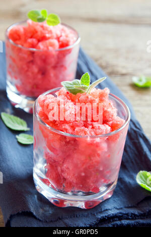 Granita di fragole con la menta (dessert congelato) nella porzione bicchieri close up Foto Stock