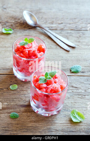 Granita di fragole con la menta (Granite, dessert congelato) nella porzione bicchieri close up Foto Stock