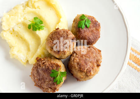 In casa polpette fritte con purè di patate su piastra bianca close up Foto Stock