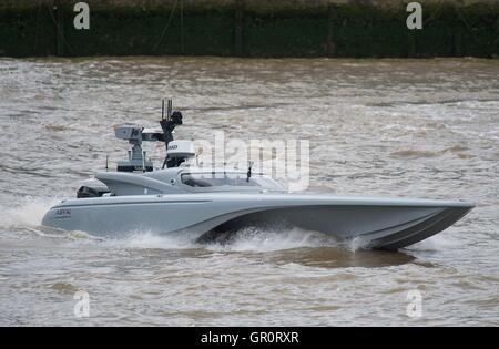 Il Maritime autonomia banco di prova di superficie (montante), una superficie senza equipaggio nave (USV) è testato sul fiume Thames, London, come parte dei preparativi per la Royal Navy di "Unmanned Warrior" programma di prova questo autunno. Foto Stock