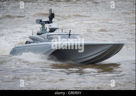 Il Maritime autonomia banco di prova di superficie (montante), una superficie senza equipaggio nave (USV) è testato sul fiume Thames, London, come parte dei preparativi per la Royal Navy di "Unmanned Warrior" programma di prova questo autunno. Foto Stock