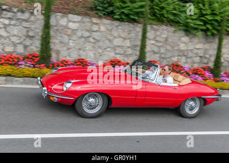 Scena, Italia - Luglio 08, 2016: Jaguar E-type Roadster sulla scena strada verso la scena village Foto Stock