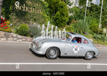 Merano, Italia - Luglio 08, 2016: Porsche 356 A-GT sulla scena strada verso la scena village Foto Stock