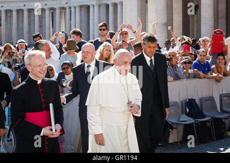 Vaticano, Italia - 3 Settembre 2016: Papa Francesco lungo con un cardinale capi la Basilica di San Pietro in Vaticano. Dietro di lui Foto Stock