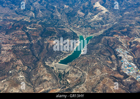 Vista aerea da aereo di Kouris Dam e 3a Limassol Zona industriale di Cipro. È la più grande diga di una rete di 107 da Foto Stock