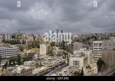 Panorama urbano di Amman downtown con grattacieli a sfondo, Giordania Foto Stock